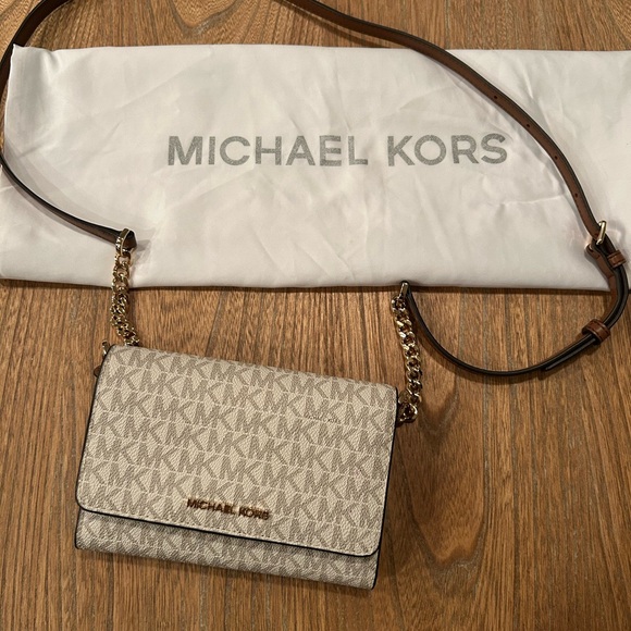 Michael Kors Monogram Cream Crossbody Bag w/phone slot - Jet Set Travel - Picture 9 of 11